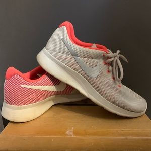 Women’s Nike tennis shoes